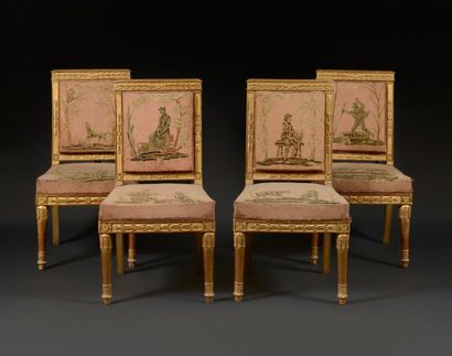 null Suite de quatre chaises à dossier plat en bois doré mouluré et richement sculpté...