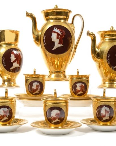 PARIS Service en porcelaine à fond or et décor dans des médaillons de profil à l'imitation...