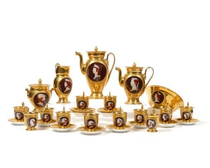 PARIS Service en porcelaine à fond or et décor dans des médaillons de profil à l'imitation...
