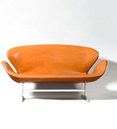 Arne JACOBSEN (1902-1971) «Swan canapé, modèle 3321» le modèle initialement conçu...