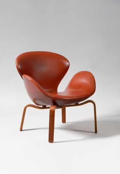Arne JACOBSEN (1902-1971) «Swan lounge chair, modèle 4325» modèle (3320) initialement...