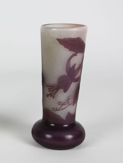 Établissements GALLÉ (1904-1936) Vase piriforme à col soliflore. Épreuve en verre...