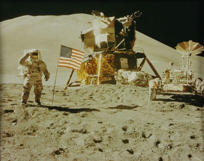 NASA - DAVID SCOTT (Né en 1932) James Irwin salue le drapeau américain. Le module...