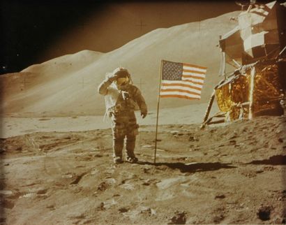 NASA - JAMES IRWIN (1930-1991) David Scott salue le drapeau américain. Apollo 15,...