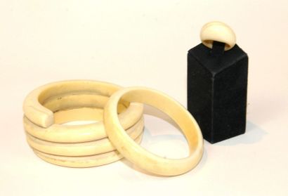 ANONYME ANONYME

LOT de deux bracelets jonc et une bague en ivoire. D 5 ,5 cm.