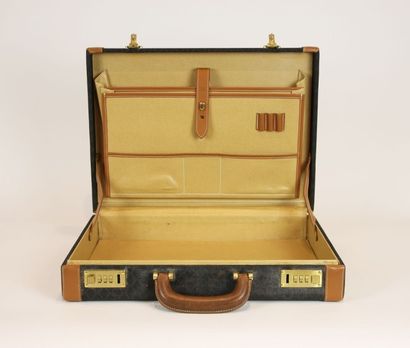 LONGCHAMPS LONGCHAMPS

ATTACHE CASE en tissu et cuir. Intérieur en cuir beige. Bon...