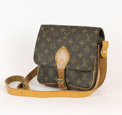 LOUIS VUITTON Louis VUITTON

SAC "Cartouchière" en toile Monogram et cuir naturel....