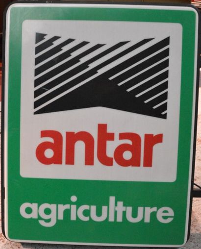 null «Antar et Renault» Lot de deux panneaux lumineux. L’un «Antar Agriculture»,...