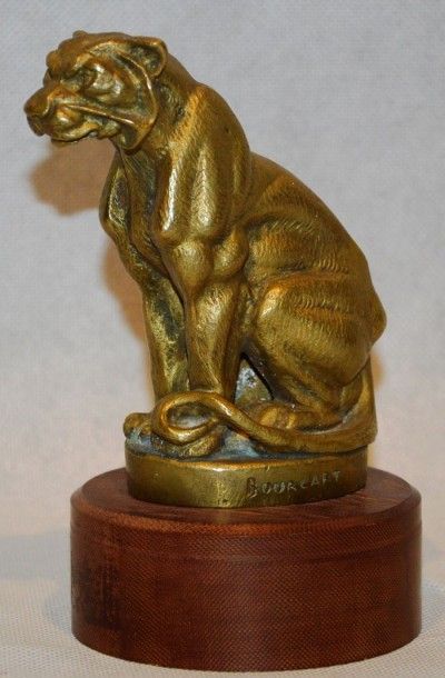 BOURCART (Xxe) «Lionne" Mascotte signée Bourcart. Bronze, patine bronze. Montée sur...