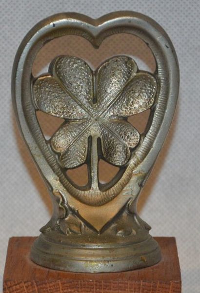 null «Goodluck» Mascotte bronze nickelé. Montée sur un socle. H: 8.5 cm