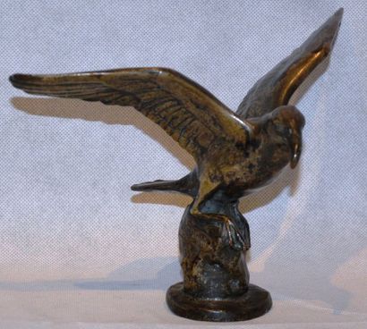 Oscar WALDMANN (1856-1937) «Mouette sur rocher» Mascotte signée O. Waldmann. Bronze...