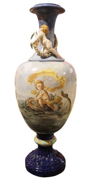 null VASE monumental de forme balustre sur piedouche cannelé en porcelaine polychrome...