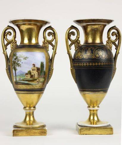 PARIS 
Paire de vases sur piedouches en porcelaine polychrome et or en forme d'urne...