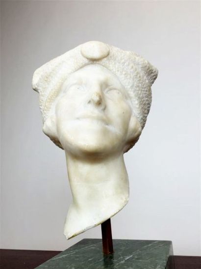 DANS LE GOÛT DE GUGLIELMO PUGI (1850-1915) «Femme à la coiffe» Sculpture en marbre...