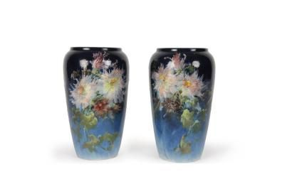 MONTIGNY-SUR-LOING - Atelier de Georges Delvaux 
Paire de vases à décor de chrysanthèmes...