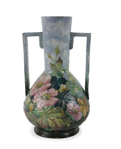 FONTAINEBLEAU - Atelier Lefront Vase à anses carrées à décor de fl eurs roses sur...