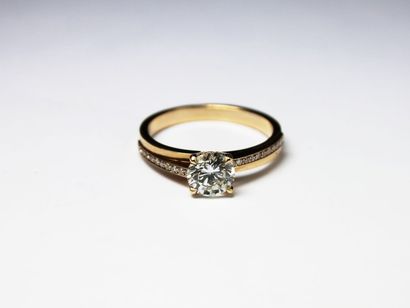 null BAGUE en or rose retenant en son centre un diamant de 1,01 carat de taille brillant...