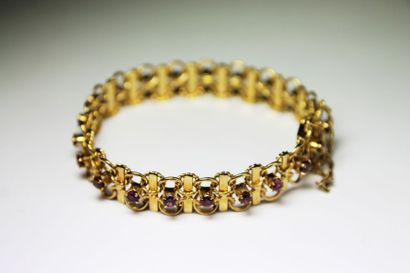 null BRACELET MANCHETTE en or jaune serti d'une succession de pierre de couleur rose,...