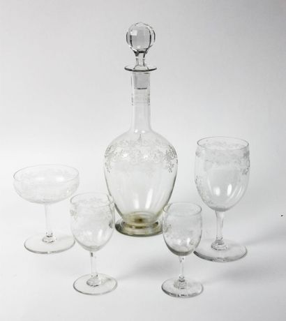 null BACCARAT
Partie de service de verres en cristal gravé modèle Louis XV comprenant...