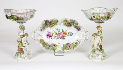 DRESDE Centre de table en porcelaine Allemande à décor d'Amours et fleurs en relief...