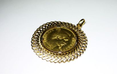 null PENDENTIF orné d'une pièce de Napoléon III, pièce de 50 francs de 1859, la monture...