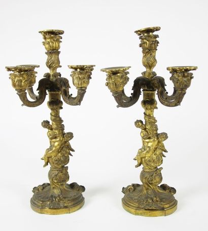 null PAIRE DE CANDELABRES en bronze doré et ciselé à cinq bras de lumières dont un...