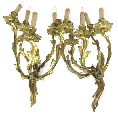 null PAIRE D'APPLIQUES en bronze doré et ciselé à cinq bras de lumières à riche décor...