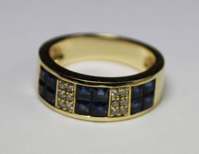 null BAGUE en or jaune sertie d'une mosaique de saphirs calibrés dans un entourage...