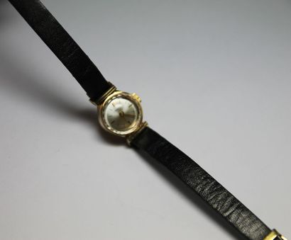 null MONTRE en or jaune bracelet cuir

Longeur: 18,5 cm

Poids brut: 9,41g