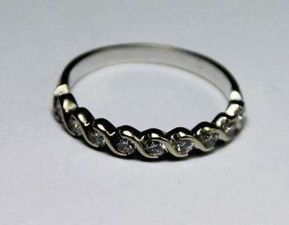 null BAGUE en demie alliance, au motif de torsade.

Poids brut: 2,10 g