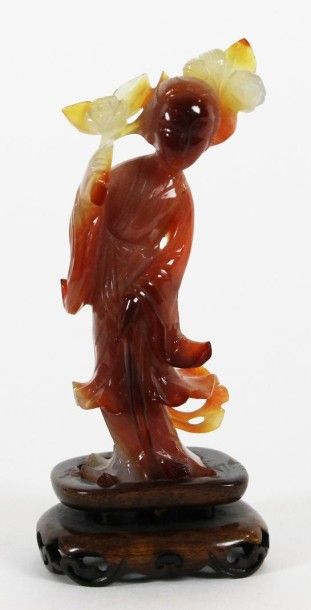 CHINE Statuette en jade (?) représentant une guanyin. Xxème siècle
Haut: 15 cm