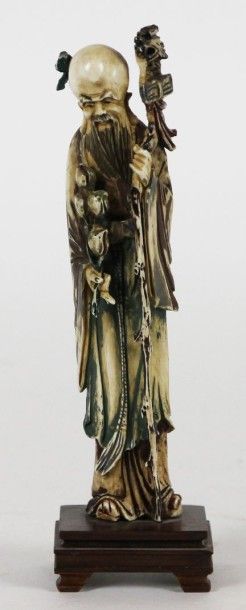 CHINE Okimono en ivoire sculpté représentant un sage. Trace de polychromie.
Fin XIXème...