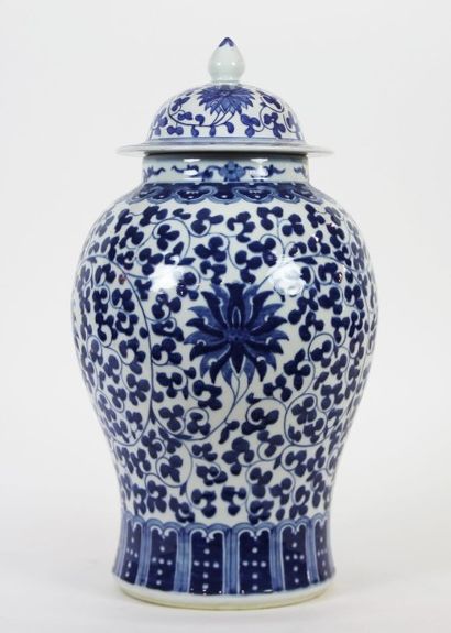 CHINE Potiche couverte en porcelaine émaillée à décor bleu blanc.
Haut: 51 cm Restauration...