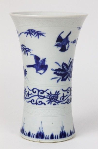 CHINE Vase cornet en porcelaine émaillée bleu blanc. Fin des Qing
Haut: 22 cm