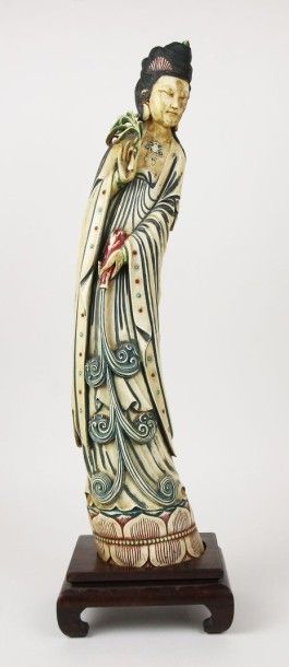 CHINE Défense d'éléphant sculptée figurant une Guan-Yin, à décor polychrome.
Haut:...