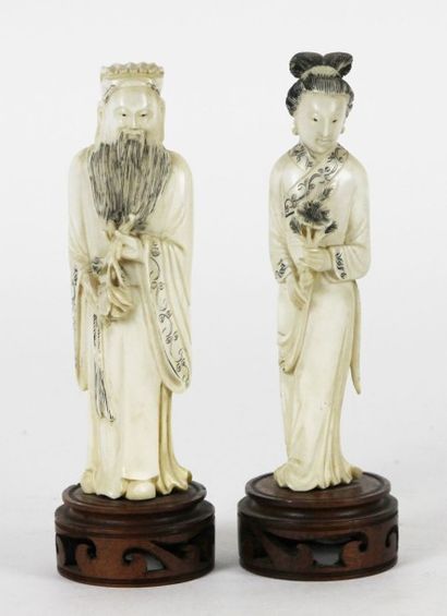 CHINE Deux okimonos en ivoire sculpté représentant un couple.
Fin XIXème siècle.
Haut.:...