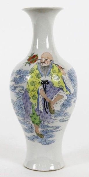 CHINE Vase balustre en porcelaine blanche sous couverte d'un personnage portant sur...