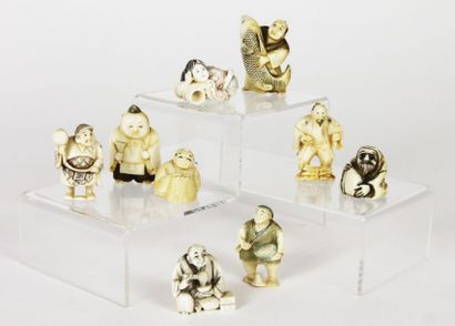 JAPON Ensemble de neuf netsukés en ivoire sculptés de personnages.
Fin XIXème siècle.
Haut.:...