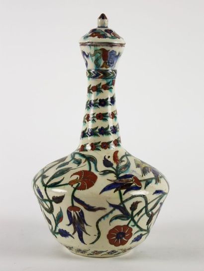 TURQUIE Vase couvert Kutahya en céramique siliceuse à décor peint en polychromie...