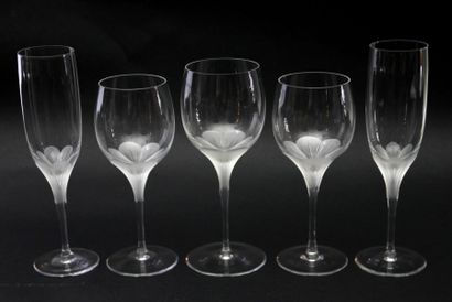 CRISTAL DE SEVRES Service de verres en cristal comprenant: 12 verres à eau 12 verres...