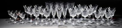 BACCARAT Service de verres en cristal modèle Picadilly comprenant: 12 flûtes à champagne...
