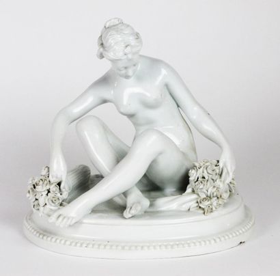 Dans le goût de SÈVRES Statuette en porcelaine blanche émaillée représentant un nu...