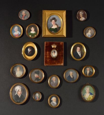 null ENSEMBLE DE 12 MINIATURES Ecole Française vers 1800 « Portrait de l’Empereur...