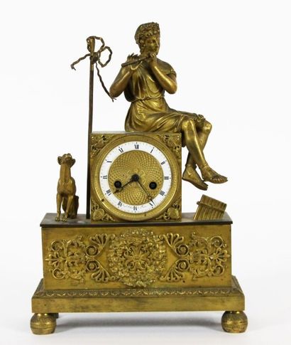 null PENDULE en bronze doré et ciselé à décor d'un musicien assis jouant de la flute,...