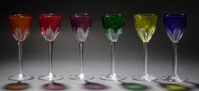 BACCARAT Suite de 6 verres à vin en cristal taillé modèle Genova de couleurs différentes:...