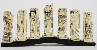 JAPON Suite de sept netsukes en ivoire gravés et ciselés de personnages.
Socle en...