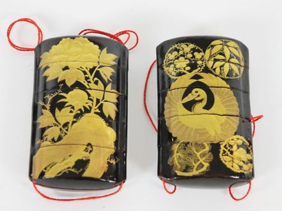 JAPON Deux inros à 5 cases en laque noire et or.
XXème siècle
8,5 x 5 cm