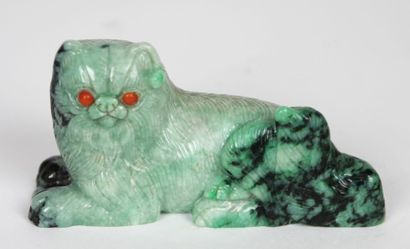 CHINE Chat en jade vert aux yeux incrustés de corail.
Vers 1900
6,5 x 12 x 4 cm