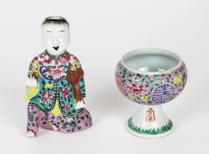 CHINE - XIXe siècle Ensemble en porcelaine émaillée polychrome des émaux de la famille...