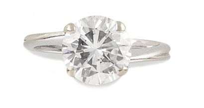null SOLITAIRE en or gris retenant en son centre un diamant d'environ 2,40 carats...